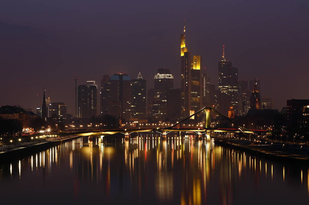 Небо Франкфурта ночью
 - Фото, изображение