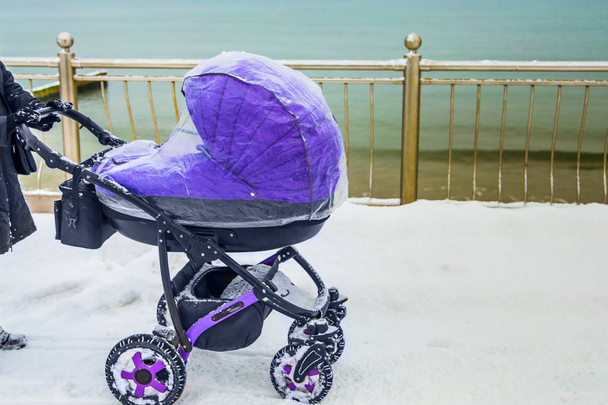 Mutlu anne bebek arabası bebek yürüme deniz ve E - Fotoğraf, Görsel