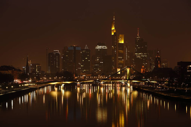 De skyline van Frankfurt's nachts - Foto, afbeelding