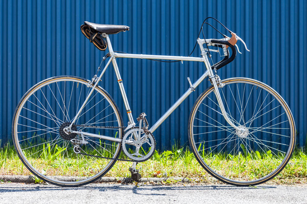 Vélo de course vintage des années 60 avec cadre en acier chromé
 - Photo, image