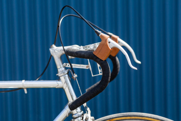 Handlbars a fekete szalag és fékkarok régi verseny kerékpár - Fotó, kép