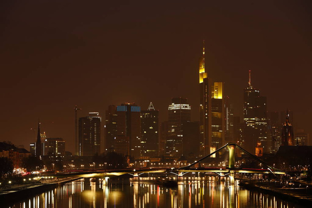 Горизонт Франкфурта вночі - Фото, зображення