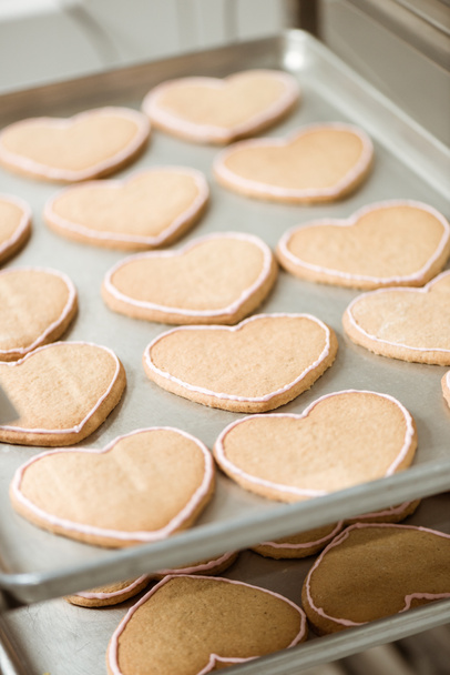 Close-up shot van heerlijke koekjes in de vorm van hart op dienblad - Foto, afbeelding