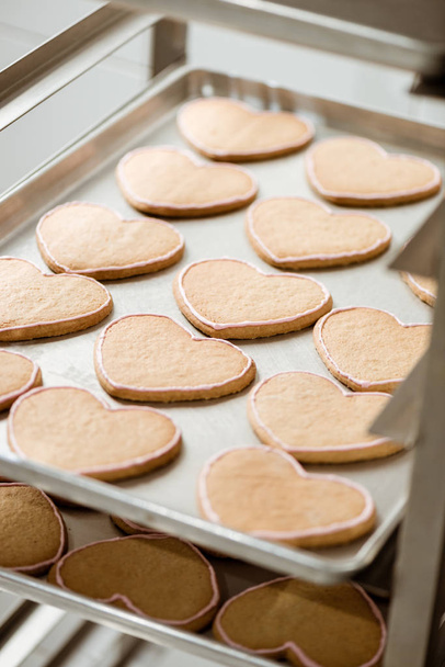 Close-up shot van lekkere koekjes in de vorm van hart op dienblad - Foto, afbeelding