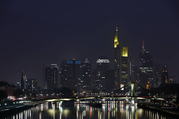 Lo skyline di Francoforte di notte
 - Foto, immagini