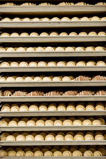 teollisuusuunin hyllyillä olevat raa 'at croissantit
 - Valokuva, kuva