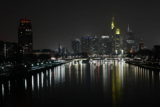 De skyline van Frankfurt's nachts - Foto, afbeelding