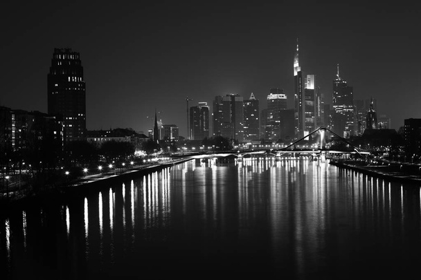 El horizonte de Frankfurt por la noche
 - Foto, Imagen