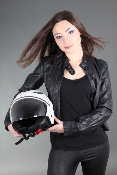 手のヘルメットを持つ若い女 - 写真・画像