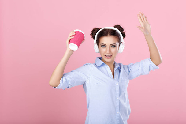 woman in headphones drinking coffee - Foto, Bild