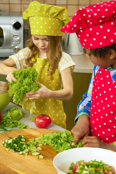 Παιδιά το μαγείρεμα των τροφίμων. - Φωτογραφία, εικόνα