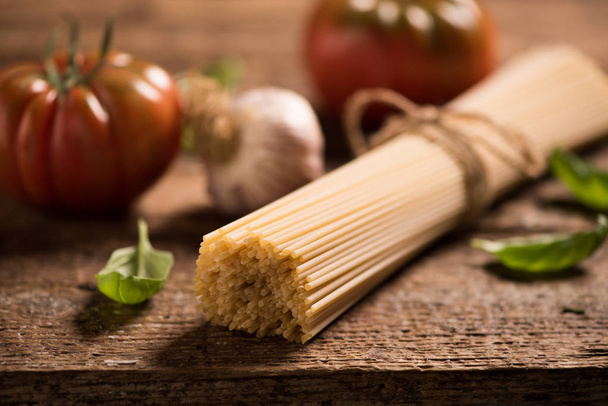 Спагетти и помидоры с травами
 - Фото, изображение