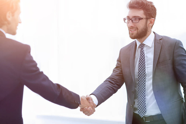welcome and handshake of business partners - Фото, зображення