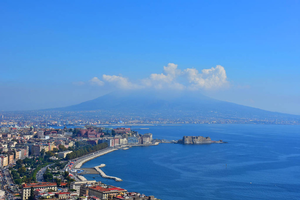 Італія, Неаполь, вид на Везувій і затоки, від Віа Orazio. - Фото, зображення