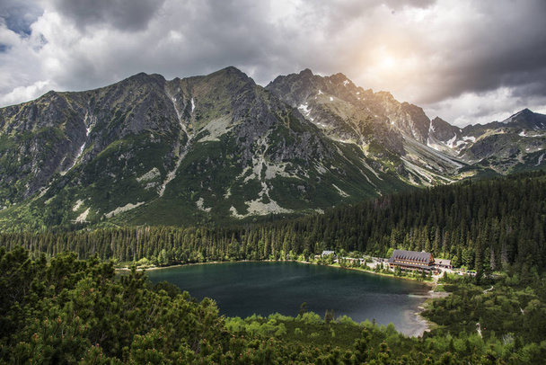 Paisaje de montaña en el fondo del lago. Alto Tatras
. - Foto, imagen