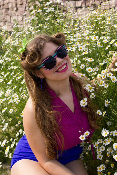 Fiatal szép, plusz-méret modell között kültéri virágok - Fotó, kép