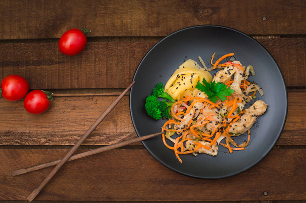 Čerstvé kuřecí salát s korejskou mrkev, květák, sýr a zelená zelenina. Pojem zdravé potraviny. Dřevěný rustikální pozadí. Pohled shora - Fotografie, Obrázek