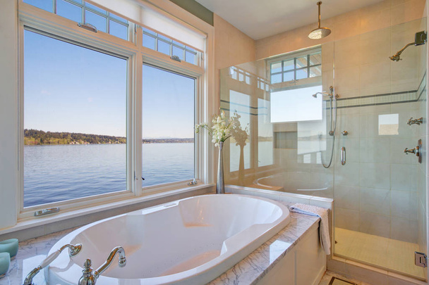 Fantastische badkamer functies hoekje gevuld met badkuip - Foto, afbeelding