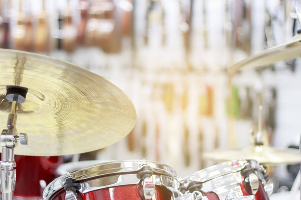 Close up van gouden bronzen cymbal plaat deel van drumstel uit focus delen van het instrument in de achtergrond - Foto, afbeelding