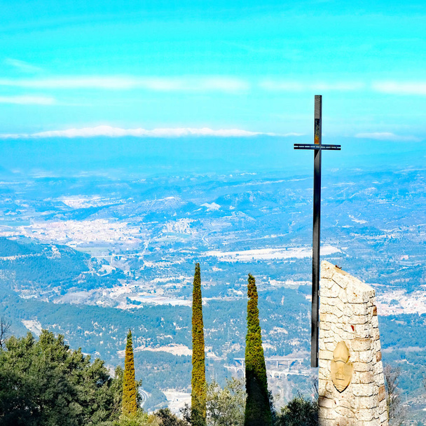 Guardando giù da Montserrat
 - Foto, immagini