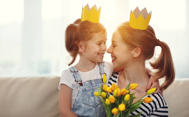 ¡Feliz día de la madre! madre e hija en coronas y con
 - Foto, imagen