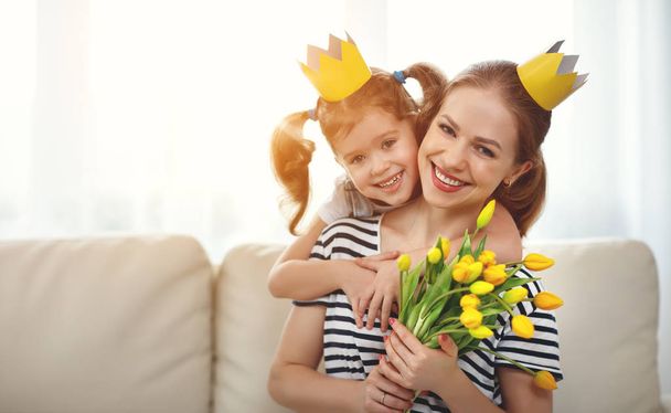 ¡Feliz día de la madre! madre e hija en coronas y con
 - Foto, imagen