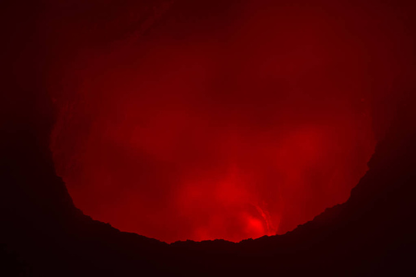 Volcán Masaya por la noche
 - Foto, imagen