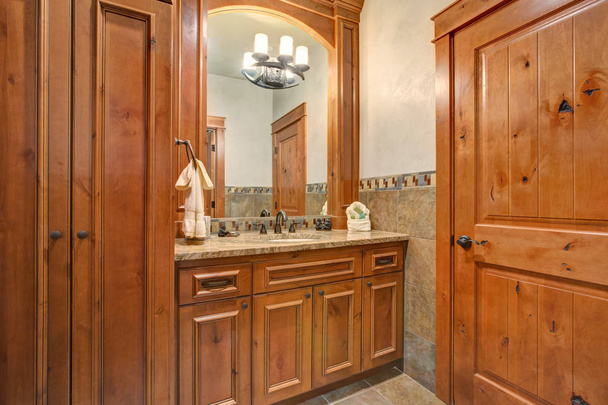 Łazienka z drewnianą łazienka vanity - Zdjęcie, obraz
