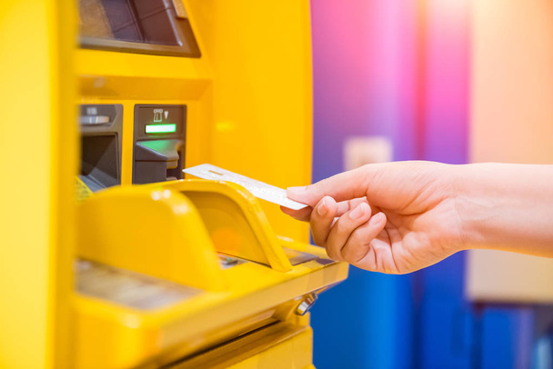 Primo piano donna mano inserimento carta di debito in un bancomat
.  - Foto, immagini