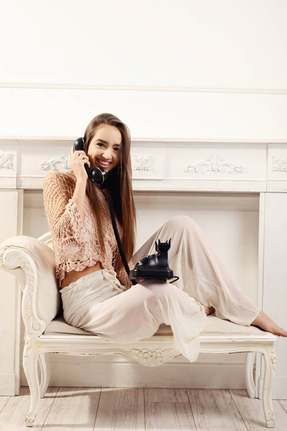 bella giovane donna parlare con telefono vintage in abito bianco un
 - Foto, immagini