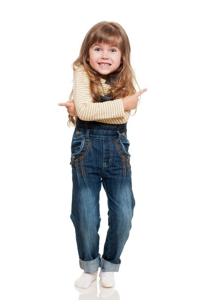 χαριτωμένο μικρό κορίτσι φορώντας τζιν που παρουσιάζουν συνολικά στο στούντιο και την smil - Φωτογραφία, εικόνα