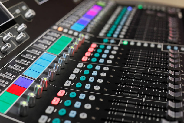 Audio mixing console - Foto, afbeelding