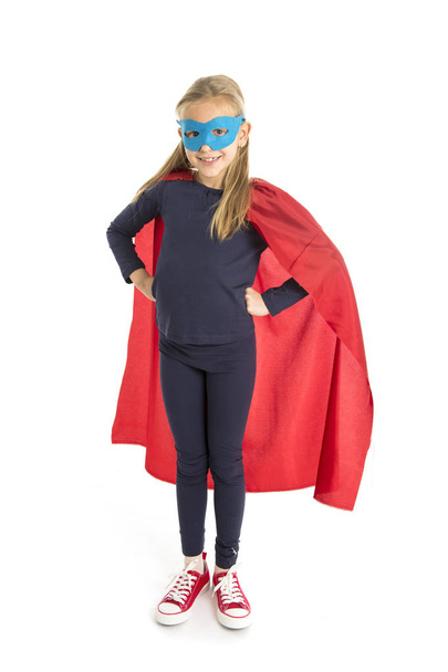 7 ou 8 ans jeune écolière fille en costume de super héros exécutant heureux et excité isolé sur fond blanc
  - Photo, image