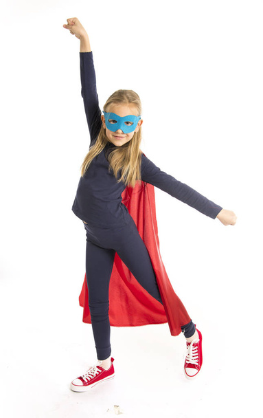 7 veya 8 yaşında genç kadın kız öğrenci çocuk süper kahraman kostümü yerine mutlu ve heyecanlı beyaz arka plan üzerinde izole  - Fotoğraf, Görsel