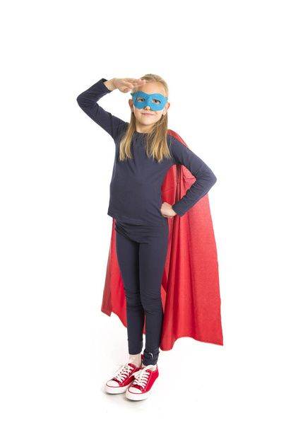7 ou 8 anos de idade jovem menina estudante no traje super herói realizando feliz e animado isolado no fundo branco
  - Foto, Imagem