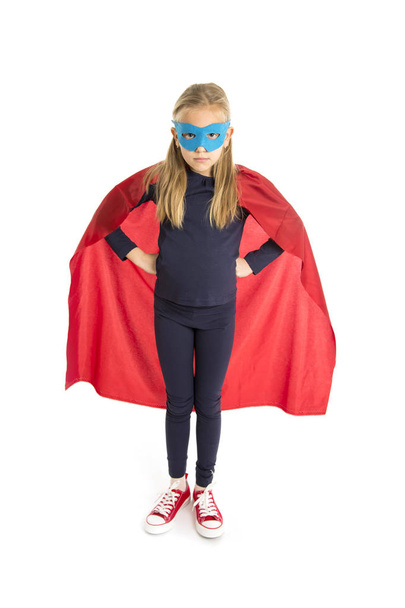7 або 8 років молода дівчинка-школярка в костюмі супергероя, що виконує щасливий і збуджений ізольований на білому тлі
  - Фото, зображення