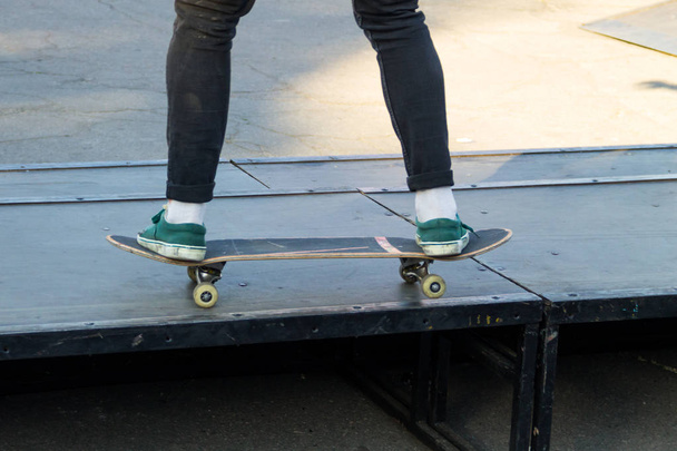 Skateboarder jambes équitation skateboard à skatepark  - Photo, image