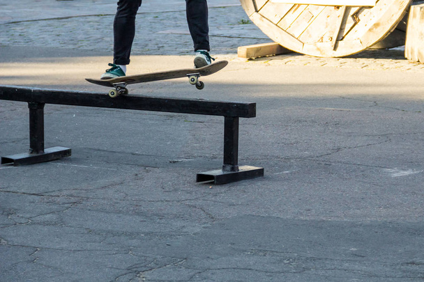 Skateboarder nohy na koni skateboard na skatepark  - Fotografie, Obrázek
