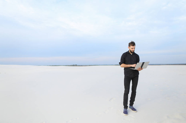     az író férfi laptop ihletre a tengerparton. - Fotó, kép