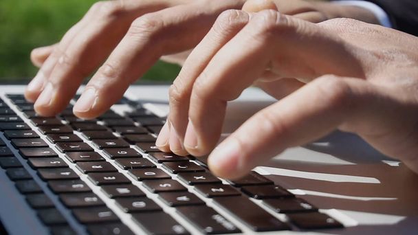 Freelancer fazendo trabalho online no laptop
. - Foto, Imagem