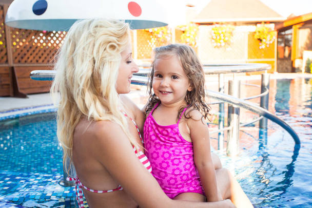 Mother and child at the swimming pool - Foto, imagen