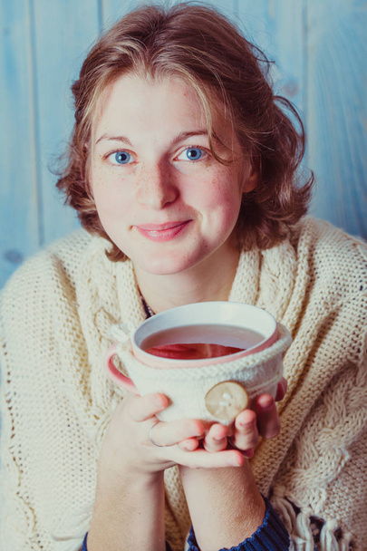 Donna con tazza di tè - Foto, immagini