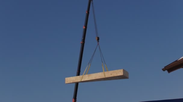 Γερανός boom - κατασκευές από ιδιωτική εξοχική κατοικία με ξύλινα μπλοκ άχυρο - χειμώνα εργοτάξιο - Πλάνα, βίντεο