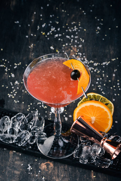 Alcohol cocktail Cosmopolitan. On the black background bar. - Фото, изображение