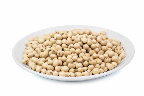 soja cru dans un plat isolé sur fond blanc, protéines de soja fraîches pour la santé
. - Photo, image