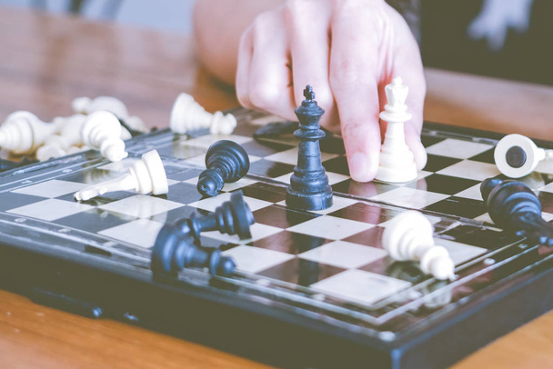 女性手黒と思うと戦って、議論、約束、競争、勝者、成功すると、白のチェス専用概念 - 写真・画像