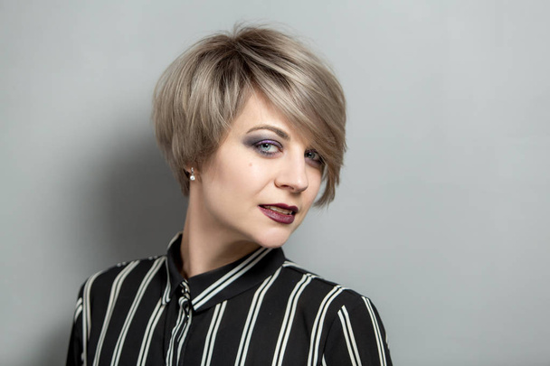 fashion beautiful young woman with short hair over gray background - Foto, Imagem