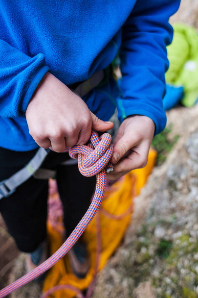 Un grimpeur fait un nœud pour l'assurance
. - Photo, image