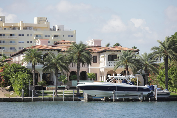 Lussuosa villa sul lungomare con una barca
 - Foto, immagini