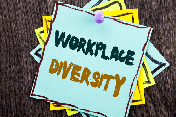 Word、テキスト職場の多様性を記述する。企業文化グローバル コンセプトの障害の木製の背景に青い付箋メモ紙に書かれたビジネス コンセプト. - 写真・画像
